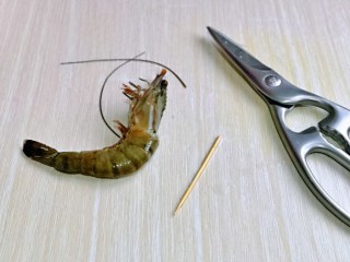 2、黑米红豆粥,首先处理黑虎虾，冷水冲洗干净。