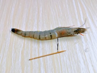 3、黑米红豆粥,借助牙签将虾线取出，在虾线出来的位置最佳。