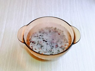 5、黑米红豆粥,将黑米与大米混合，淘洗干净。