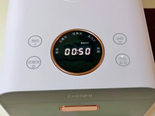8、黑米红豆粥,将脱糖饭煲连接电源，选择功能键，按的第一下就是煮粥的功能，这时它会挑出00:50。