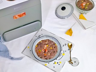 13、黑米红豆粥,把饭煲搬上餐桌，盛粥方便～～