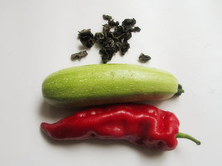 1、素炒酸辣西葫芦木耳,准备好所需食材