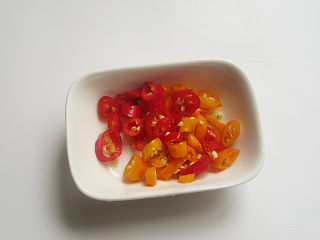 5、素炒酸辣西葫芦木耳,红黄小米辣切段备用