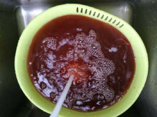 18、五彩饭,泡好的各色米单独清洗