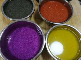 21、五彩饭,另说一下如图,如一锅蒸不完余下的米用水再浸一下(这样等蒸下锅时就不会色泽深浅不均)