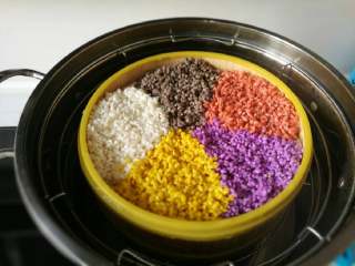 22、五彩饭,蒸锅水烧开,可以用小竹屉蒸