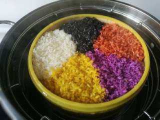 24、五彩饭,蒸熟揭盖准备出锅了