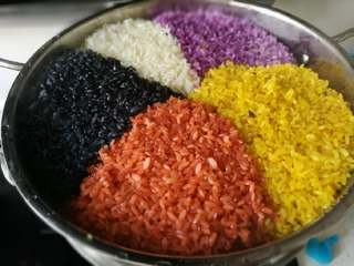 27、五彩饭,熟了的颜色会更加漂亮