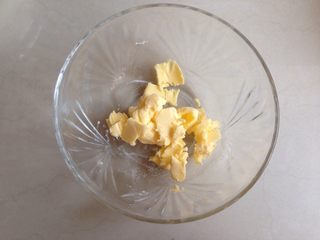 1、紫薯一口酥,黄油切小块室温软化