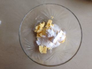 3、紫薯一口酥,软化的黄油加入糖粉