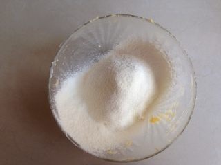 5、紫薯一口酥,将奶粉和面粉过筛进去