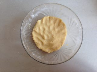 6、紫薯一口酥,和成面团即可，盖上保鲜膜放冰箱冷藏半个小时以上。