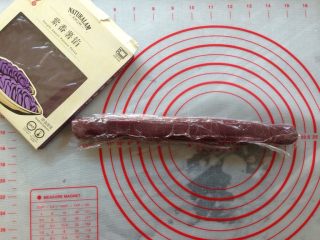 7、紫薯一口酥,将紫薯馅搓成长条状