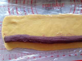 8、紫薯一口酥,将冷藏过的面团擀成长方形，馅料放在面片的一端