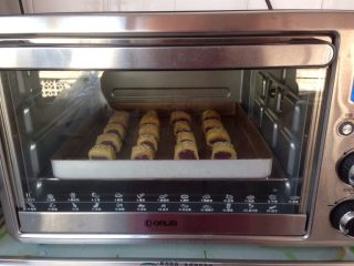 11、紫薯一口酥,放进已经提前预热好175度的烤箱下层，烘烤20至25分钟，表面金黄色即可