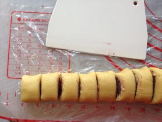 9、紫薯一口酥,卷起来揉搓几下，使面片和馅料更贴合，然后切成2厘米宽的长度