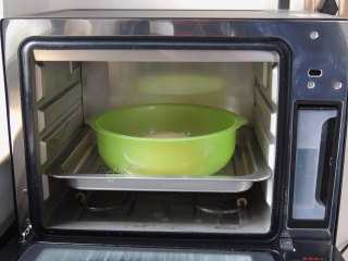 4、卡通小猪馒头,将面团放入合适的容器中,然后放入蒸烤箱里。