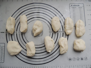 8、卡通小猪馒头,然后将面团平均分割成10个等份的面剂子。