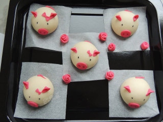 16、卡通小猪馒头,依次做好所有的面团,摆放到烤盘里面。烤盘需要垫上油纸防粘。