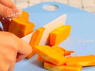 1、鸡蛋虾肉南瓜杯,将南瓜切成片,冷水上锅蒸10分钟。