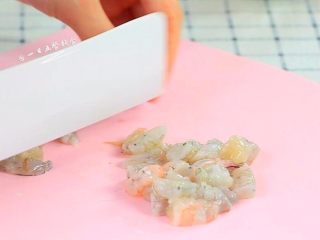 4、鸡蛋虾肉南瓜杯,虾挑去虾线,去壳,切小段。