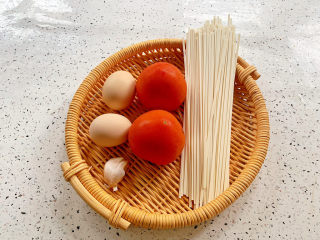 1、西红柿鸡蛋拌面,准备好材料