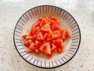 2、西红柿鸡蛋拌面,西红柿去皮切成小块