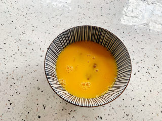 3、西红柿鸡蛋拌面,鸡蛋打散