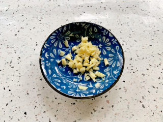 4、西红柿鸡蛋拌面,蒜切末