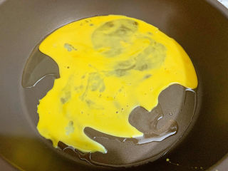 6、西红柿鸡蛋拌面,锅中倒入适量的食用油烧热，倒入蛋液