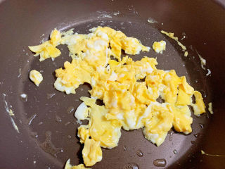 7、西红柿鸡蛋拌面,煎熟后铲散后盛出备用