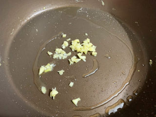 8、西红柿鸡蛋拌面,原锅倒入少许食用油烧热，放入蒜末爆香