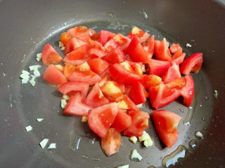 9、西红柿鸡蛋拌面,加入西红柿炒至出汁