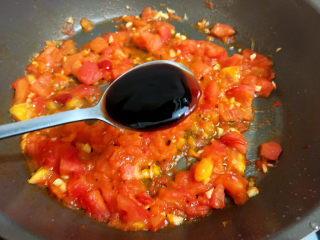 11、西红柿鸡蛋拌面,加入蚝油