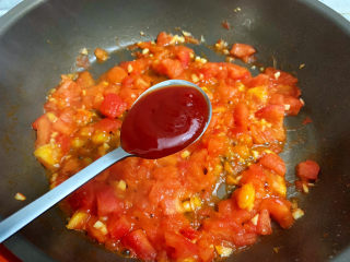 10、西红柿鸡蛋拌面,加入番茄酱