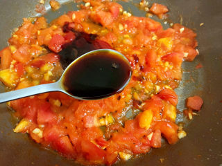 12、西红柿鸡蛋拌面,加入生抽