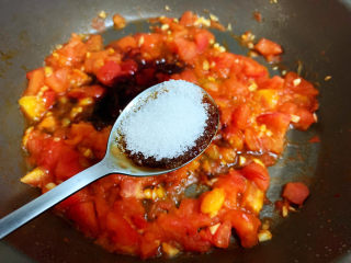 14、西红柿鸡蛋拌面,加入白糖