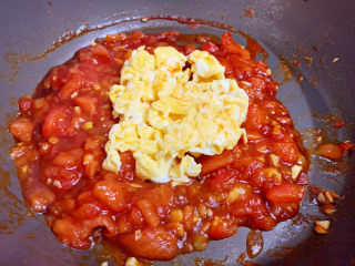 16、西红柿鸡蛋拌面,加入鸡蛋