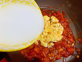 17、西红柿鸡蛋拌面,加入水淀粉