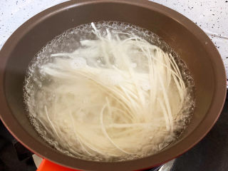 19、西红柿鸡蛋拌面,另起锅烧开水，放入面条煮熟