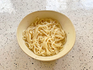 20、西红柿鸡蛋拌面,将面条过凉水后放入碗中