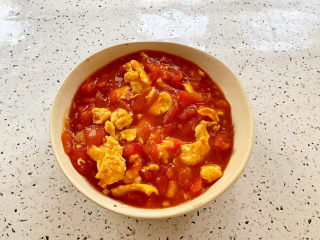 21、西红柿鸡蛋拌面,浇上西红柿鸡蛋拌匀即可