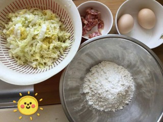 1、中式pizza--香肠卷心菜蛋饼,首先准备材料。一根香肠。三片大白菜的叶子。两个鸡蛋。100克的面粉。