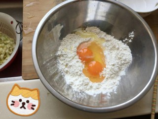 2、中式pizza--香肠卷心菜蛋饼,碗中打两个鸡蛋。