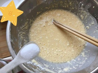 3、中式pizza--香肠卷心菜蛋饼,鸡蛋打匀。加适量的水调和成面湖。再加一勺盐提味。