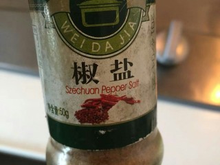 4、中式pizza--香肠卷心菜蛋饼,加椒盐。