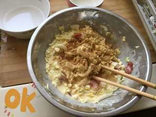 5、中式pizza--香肠卷心菜蛋饼,卷心菜，香肠全部放入面糊中拌拌放点椒盐。