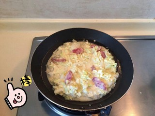 6、中式pizza--香肠卷心菜蛋饼,小锅烧热，倒入油，放入面糊，小火慢煎。两分钟。