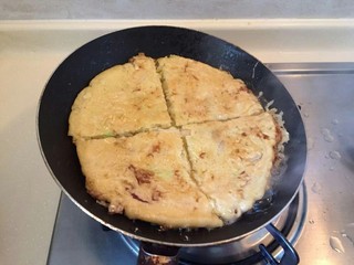 8、中式pizza--香肠卷心菜蛋饼,一分为四。