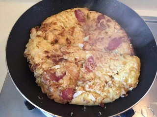 9、中式pizza--香肠卷心菜蛋饼,再翻个面装盘